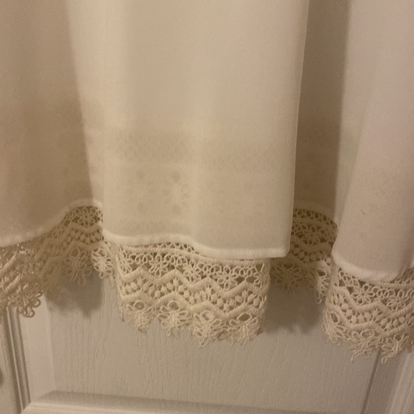 Carmela Sz Sm Ivory Layered Lace Underlay Top - Picture 3 of 6